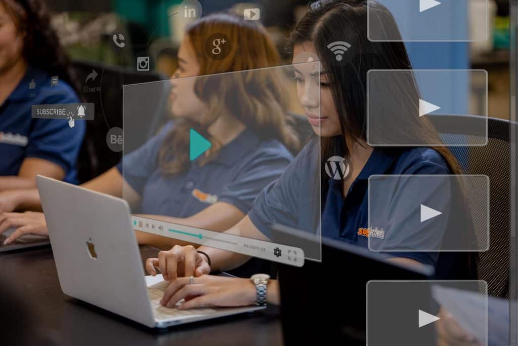 seoechelon staff typing in laptop with video play