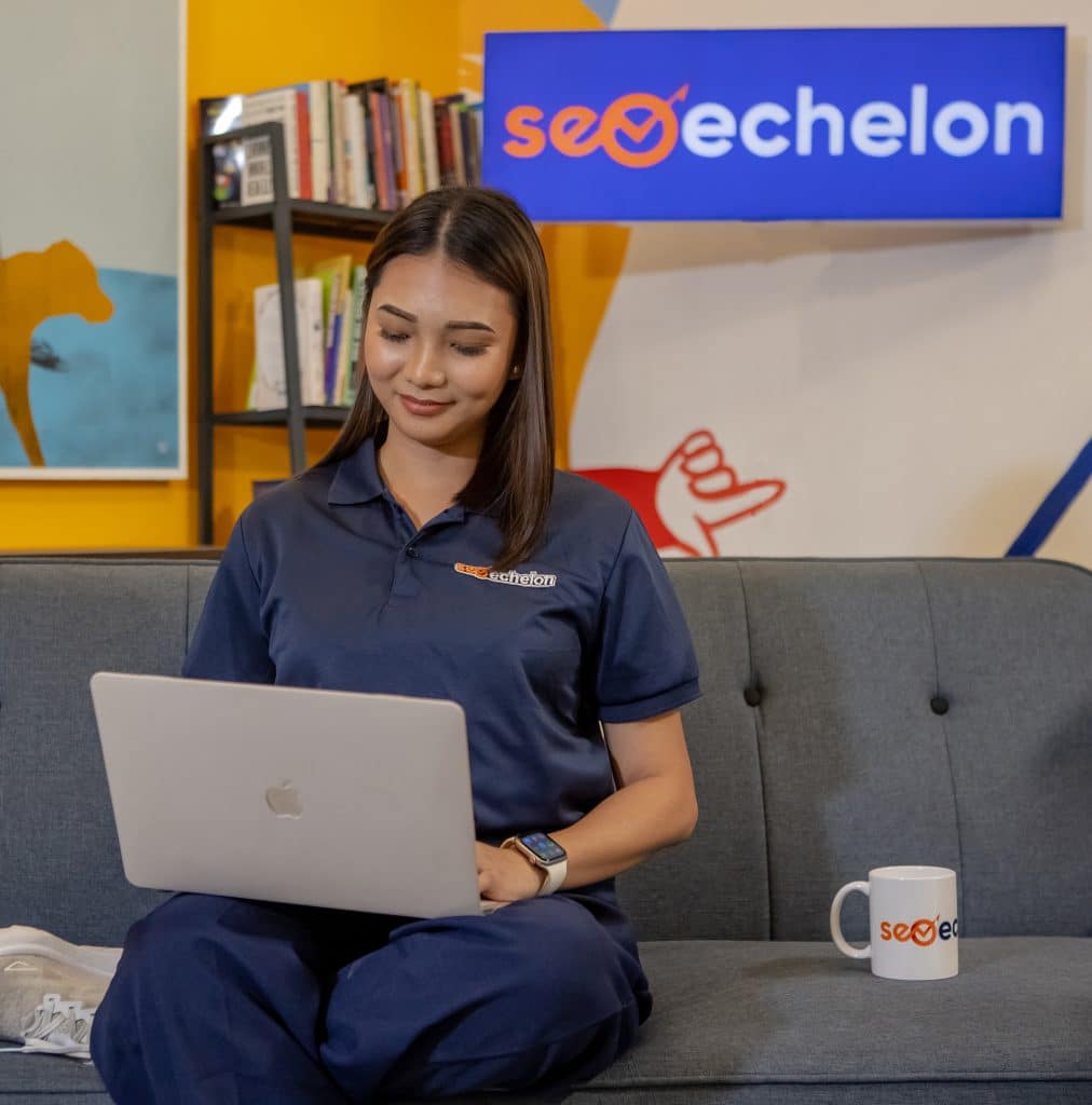 seoechelon women with laptop and cup on her side